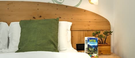 Habitación con 1 cama matrimonial o 2 individuales | Caja de seguridad en la habitación, escritorio y insonorización
