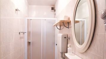 Chambre Double ou avec lits jumeaux | Salle de bain | Baignoire d'eau douce, douche à « effet pluie », sèche-cheveux, bidet