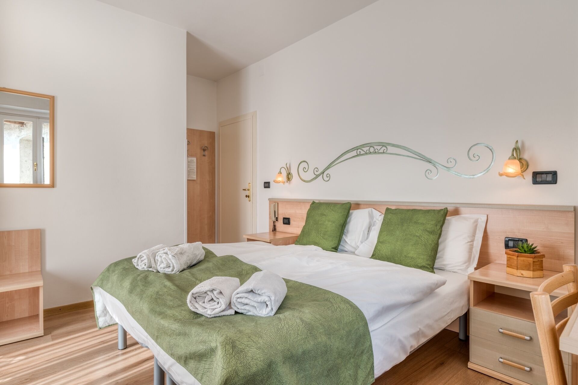 classic double room | in-room safe, desk, soundproofing, free wifi