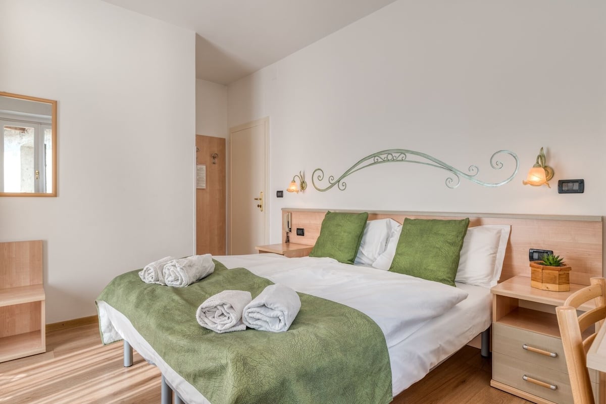 classic double room | in-room safe, desk, soundproofing, free wifi