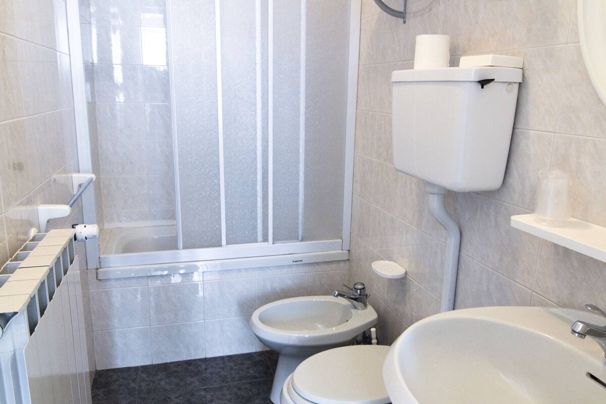 basic room, 1 single bed | deep-soaking bathtub