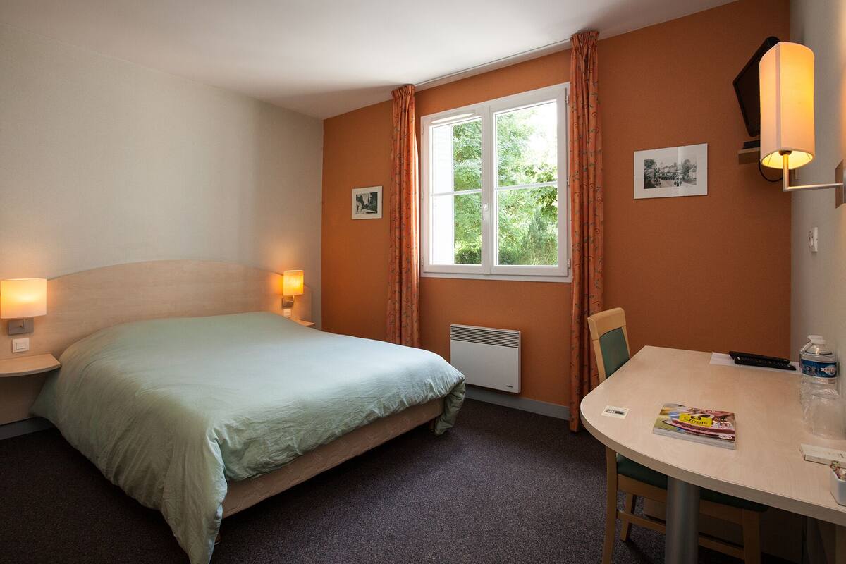 Comfort Double Room | Desk, blackout curtains, soundproofing, free WiFi