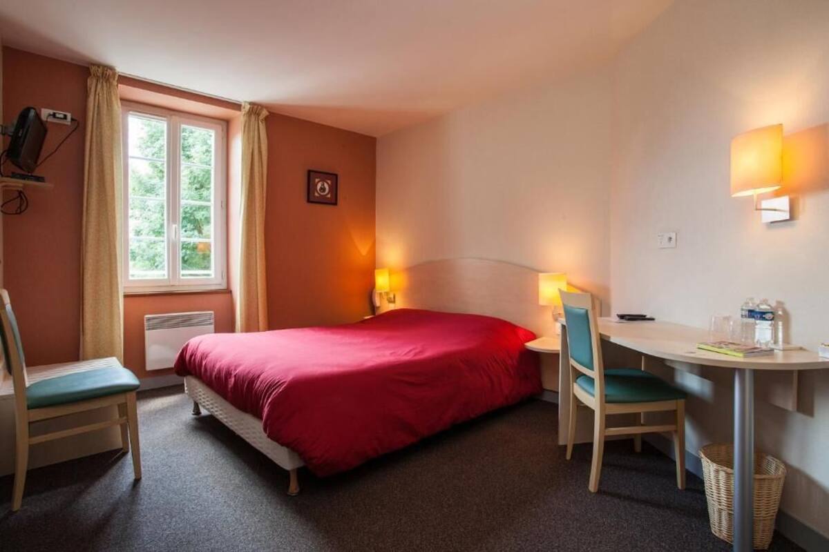 Desk, blackout curtains, soundproofing, free WiFi