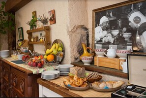 Petit déjeuner buffet (8.80 EUR par personne)