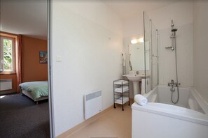 Amenidades de baño gratuitas y toallas