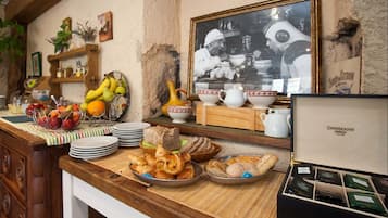Daily buffet breakfast (EUR 8.80 per person)