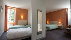 Schreibtisch, Verdunkelungsvorhänge, schallisolierte Zimmer