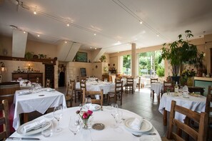 供應午餐、晚餐；法國菜；室外用餐