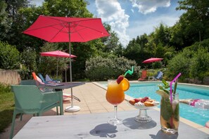 Piscine extérieure, chaises longues