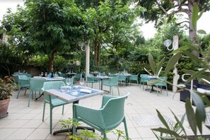 Terrace/patio - Logis Hôtel Le Lion d'Or (Manzac-sur-Vern)