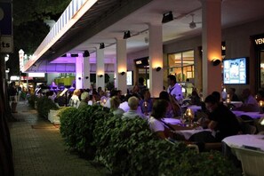 Déjeuner et dîner servis sur place
