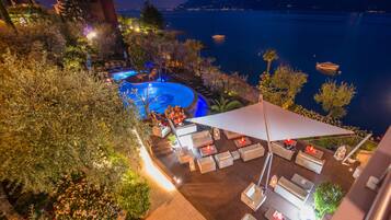 Piscina externa sazonal, funciona das 7h às 20h30, guarda-sóis