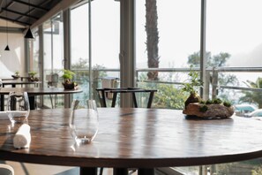 2 restaurants, lunch, dinner served; Italian cuisine