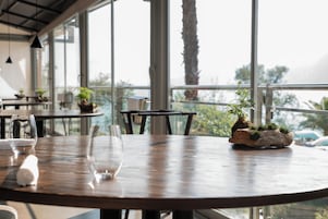 2 restaurantes; se sirve almuerzo y cena; cocina italiana