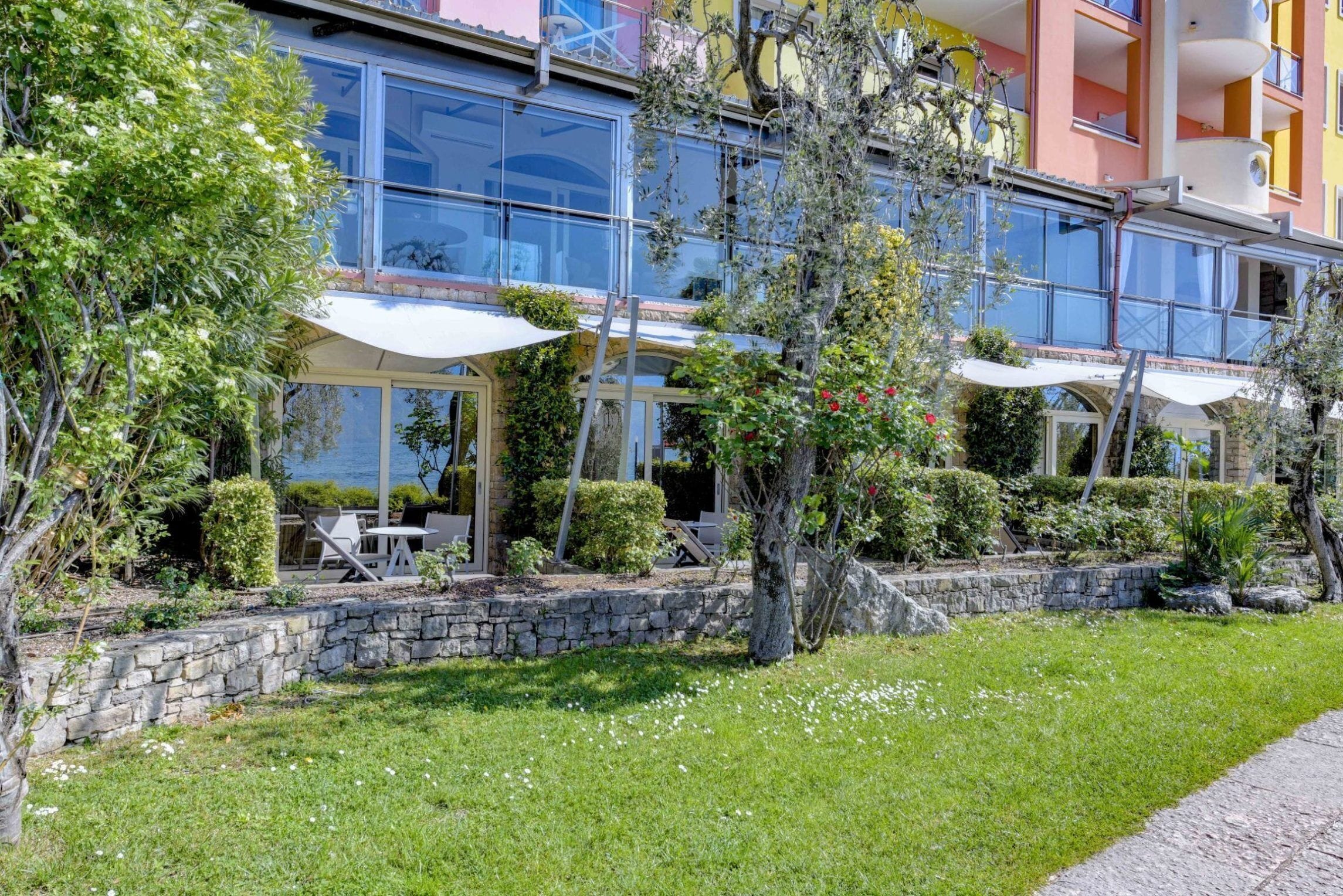Suite Junior, patio, vista lago (Garden, 2 people) | Biancheria da letto di alta qualità, copriletto in piuma, minibar