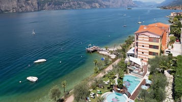 Piscina stagionale all'aperto, ombrelloni da piscina, lettini