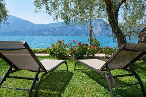 Private beach, sun loungers, beach towels, windsurfing - Belfiore Park Hotel - Adults Only  (Brenzone sul Garda)
