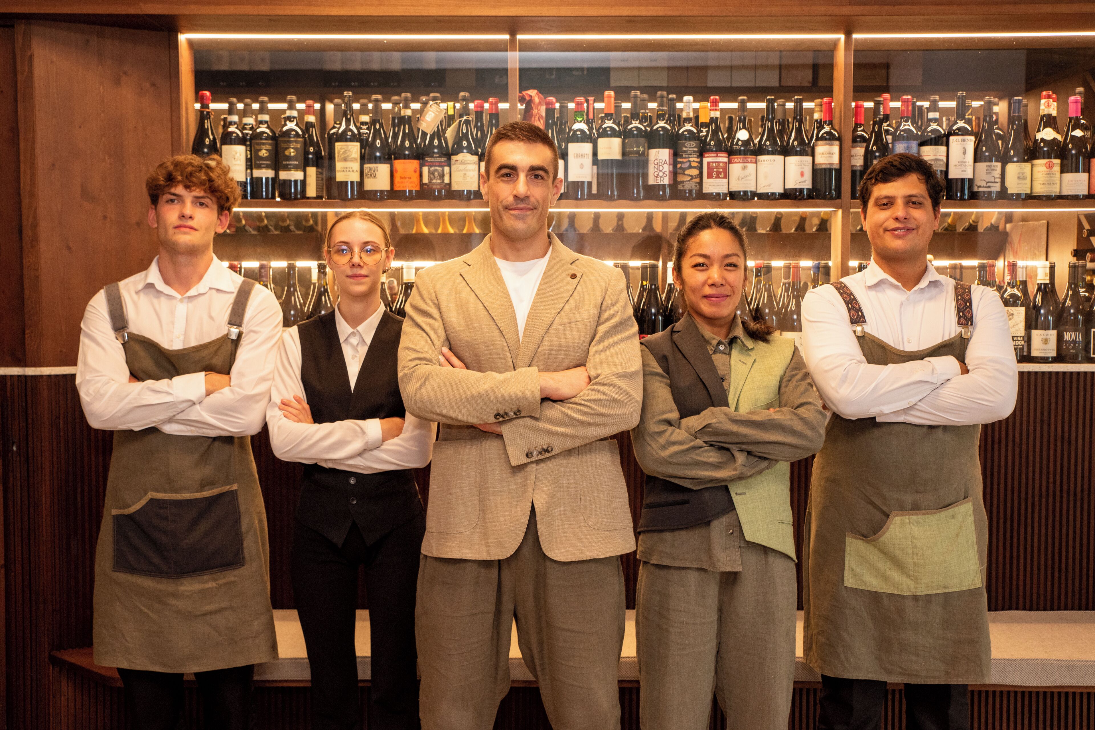 Un grupo de personas frente a una bodega de vinos.