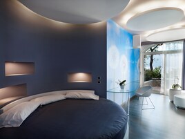 Ropa de cama de alta calidad, cubrecamas y minibar