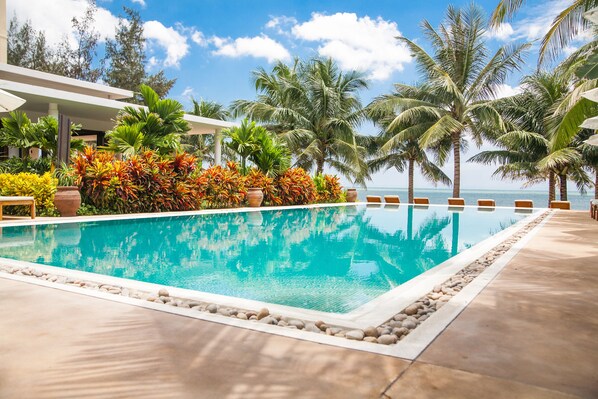 Alberca al aire libre, sombrillas en la alberca y camastros 