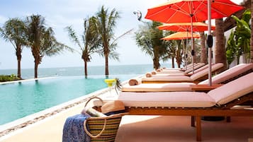 Piscine extérieure, parasols de plage, chaises longues