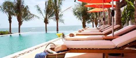 Piscine extérieure, parasols de plage, chaises longues