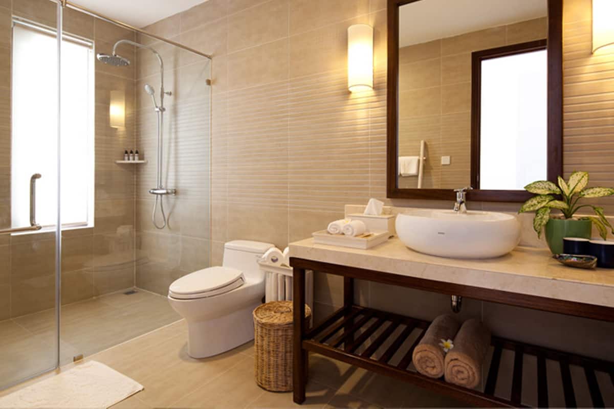 shower, free toiletries, hair dryer, bathrobes