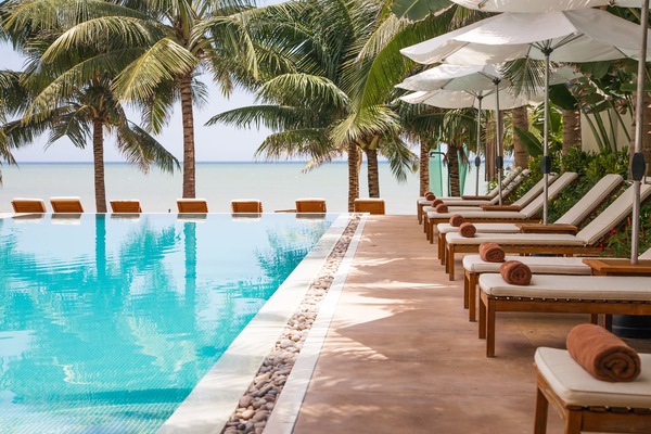 Outdoor pool, pool umbrellas, sun loungers