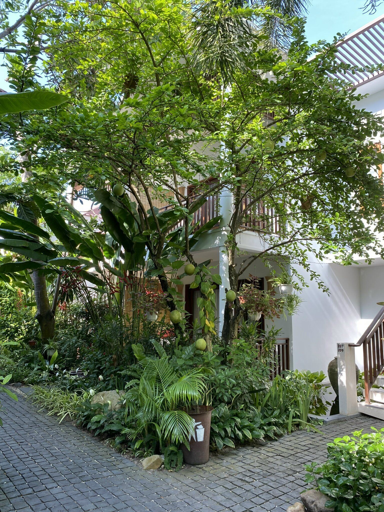 deluxe room, garden view | premium bedding, minibar, in-room safe, desk