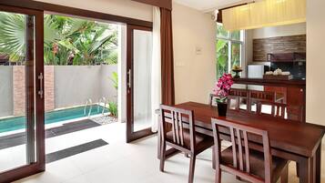 Lemari es besar dan microwave (berdasarkan permintaan)