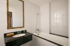 Bathtub besar, perlengkapan mandi gratis,  dan pengering rambut