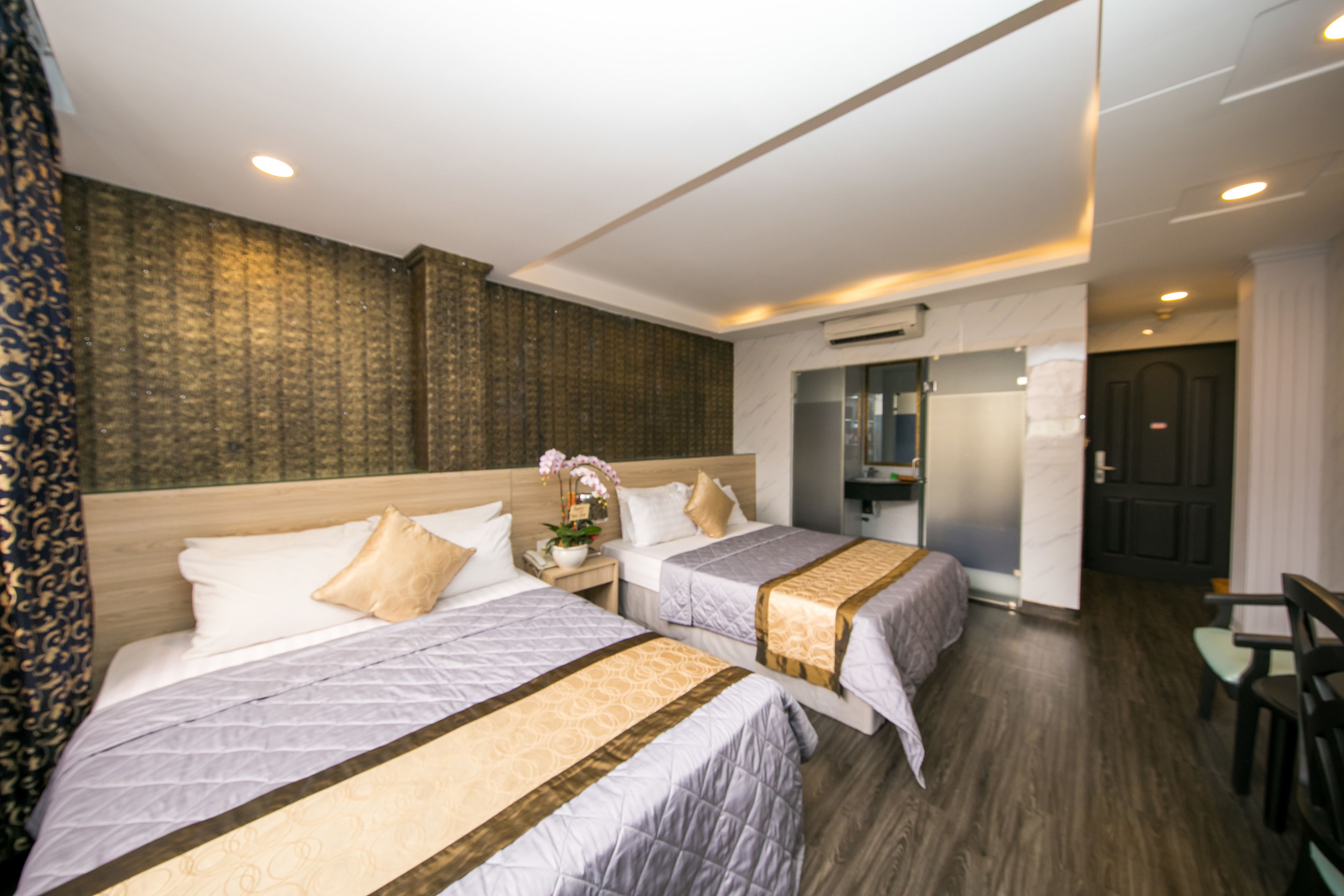 Bộ đồ giường cao cấp, minibar với thức ăn, đồ uống miễn phí, bàn 