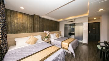 Bộ đồ giường cao cấp, minibar với thức ăn, đồ uống miễn phí, bàn