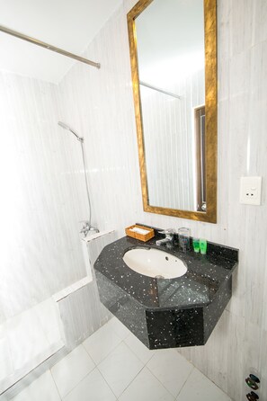 Deep-soaking bathtub, free toiletries, hair dryer