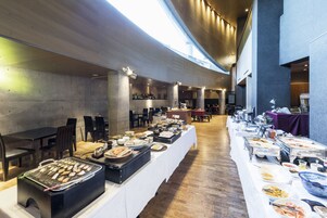 朝食 (ビュッフェ)、毎日提供 (1 名様 1800 JPY)