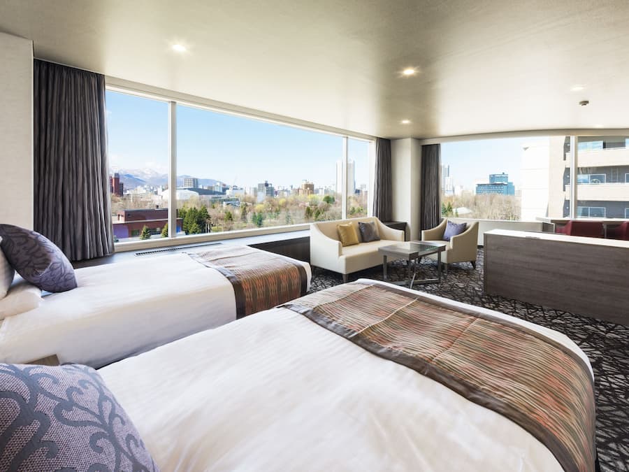 Sengetøy av topp kvalitet, dundyner og safe på rommet