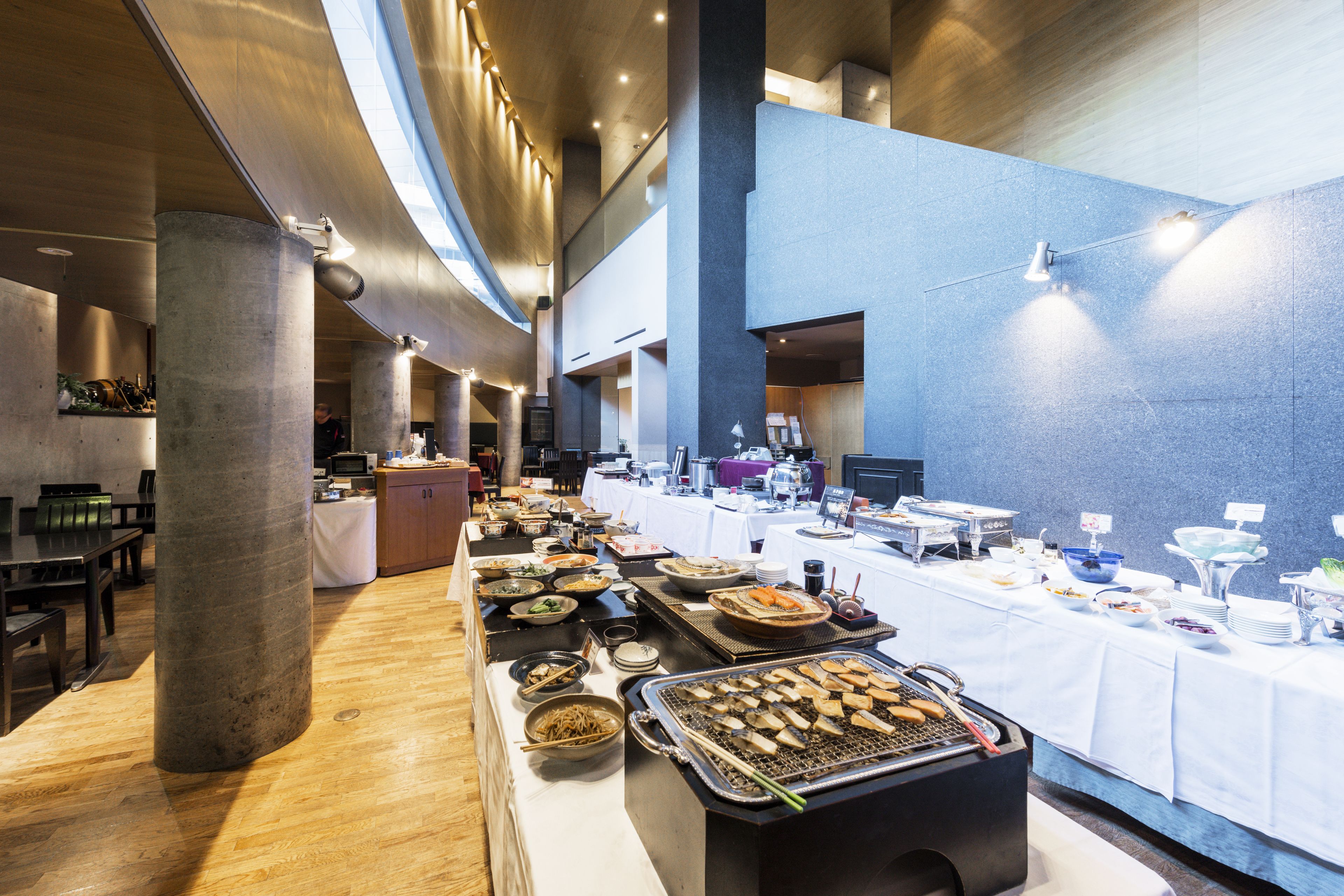 daily buffet breakfast (jpy 1800 per person)