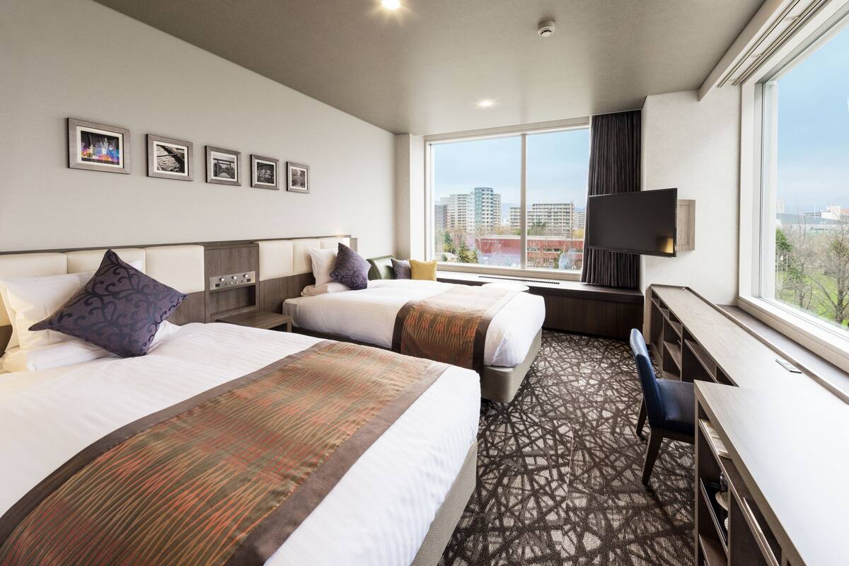 Premium bedding, down comforters, in-room safe, desk