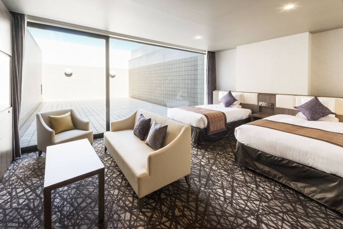 Premium bedding, down comforters, in-room safe, desk