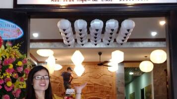A hotel entrance with a sign reading "KHÁCH SAN THU VIÊN HÔI AN PHÒ Library Hotel".