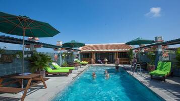 Piscina externa, guarda-sóis, espreguiçadeiras