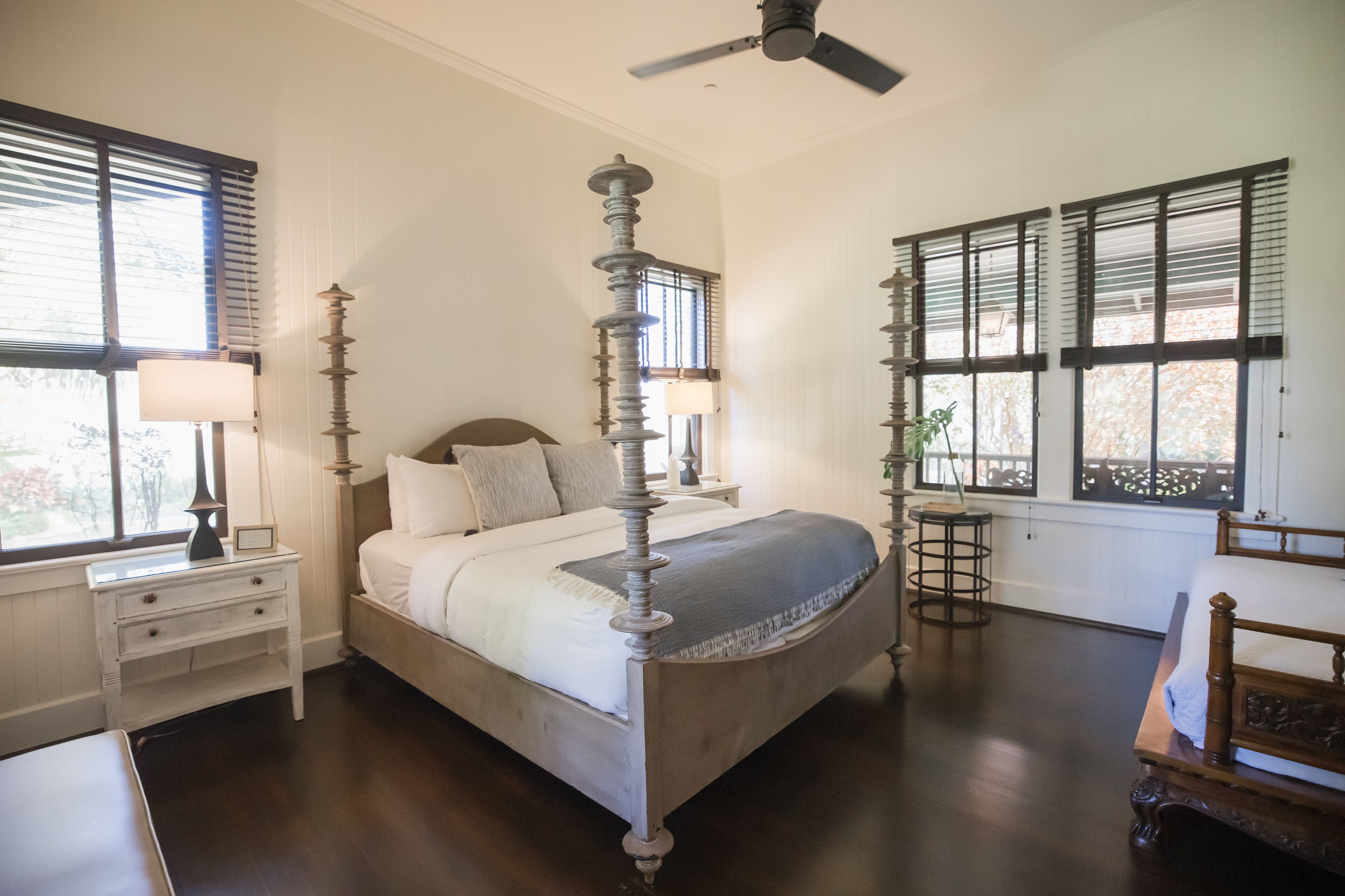 Deluxe Room, 1 King Bed, Lanai, Courtyard View (with Twin Daybed) | Premium bedding, down comforters, pillowtop beds, in-room safe