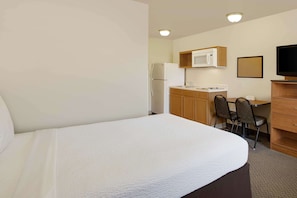 Desk, laptop workspace, iron/ironing board, free WiFi - WoodSpring Suites Richmond West I-64 (Richmond)