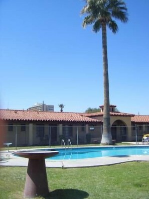 Una piscina al aire libre