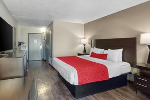 Een bureau, een laptopwerkplek, verduisterende gordijnen