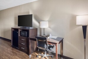 Rom – standard, 1 kingsize-seng, ikke-røyk, kjøleskap og mikrobølgeovn | Skrivebord, skrivebord for bærbar PC og blendingsgardiner