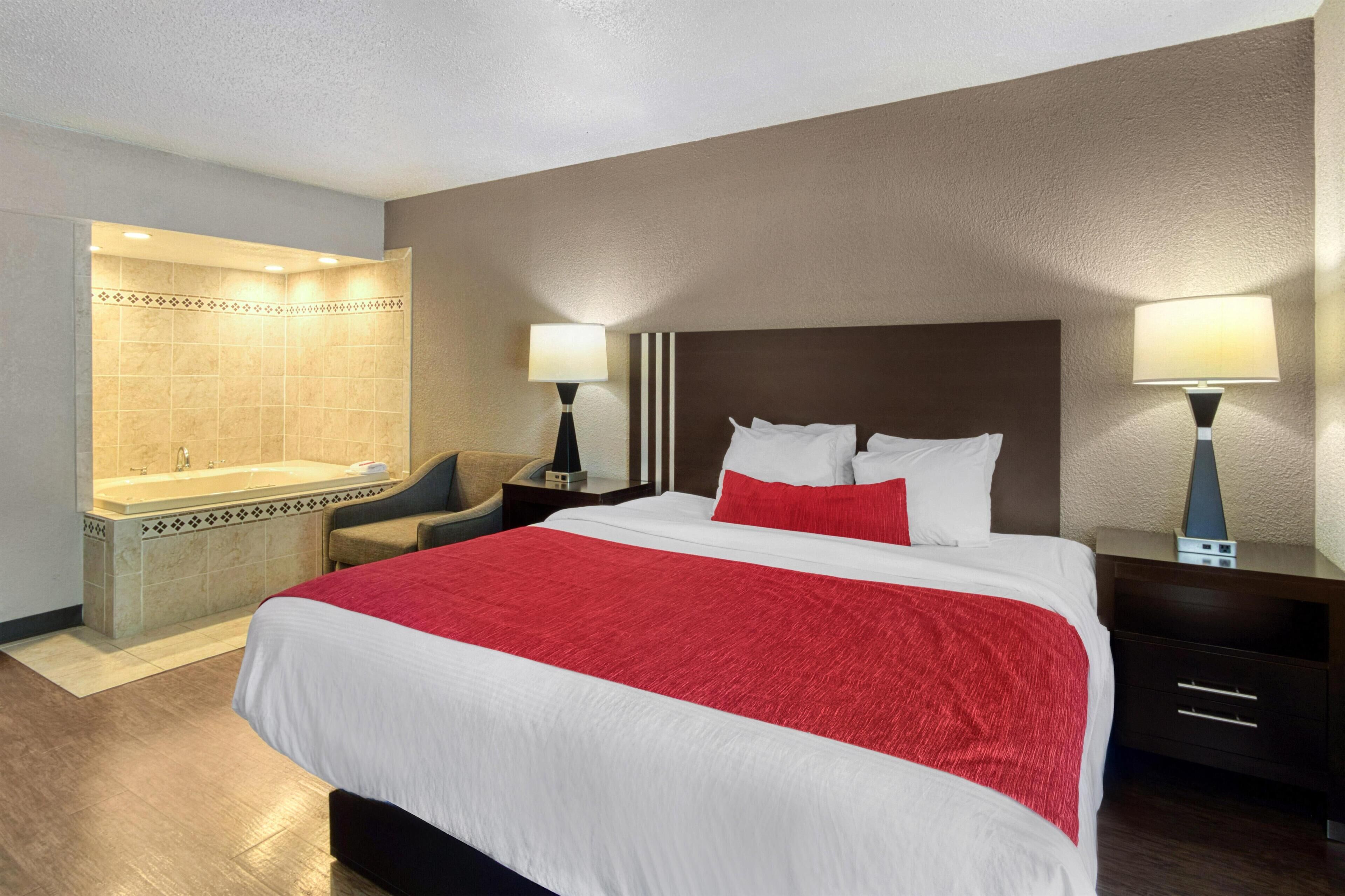 Chambre Standard, 1 très grand lit, non-fumeur, baignoire à jets | Bureau, espace de travail pour ordinateurs portables