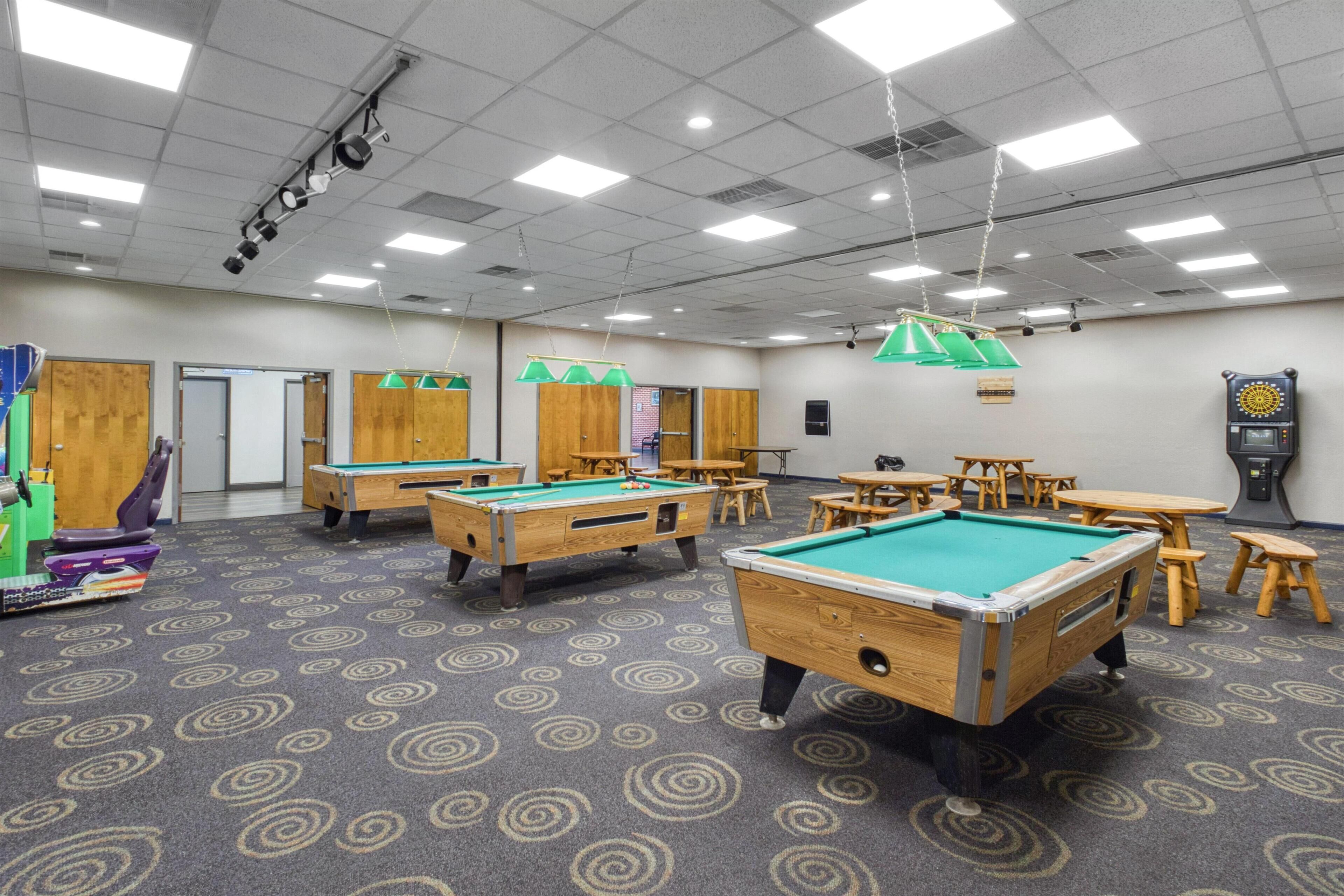 Schreibtisch, laptopgeeigneter Arbeitsplatz, Verdunkelungsvorhänge