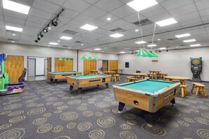 Skrivebord, arbejdsområde til bærbare computere, mørklægningsgardiner