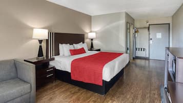 Escritorio, espacio para trabajar con laptop y cortinas blackout